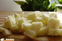 Шаг 3: Нарезаем яблоко кубиками, нарываем салат, …