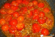 Шаг 3: Через минутку выложить в сковороду …