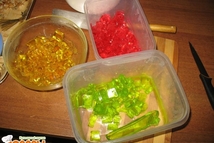 Шаг 2: Нарезать желе кубиками, оставив небольшое …