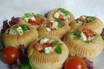 Шаг 9: Мелко нарезать сыр, помидоры , …