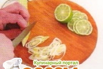Шаг 2: Лайм и лук-порей вымыть, нарезать …