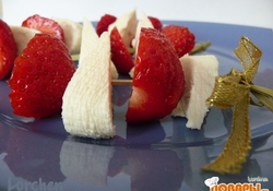 Рецепт: Канапе из клубники и сыра "Панир"