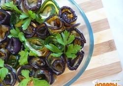 Рецепт: Рулетики из баклажанов и кабачков с сыром и зеленью