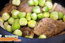 Шаг 6: Пока курочка с луком томится, …