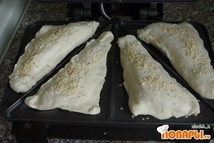 Шаг 6: Укладываем слойки в сэндвичницу, посыпаем …