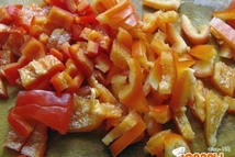 Шаг 3: На растительном масле поджариваем перчик, …