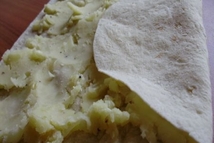 Шаг 5: Затем скручиваем лаваш пару раз, …