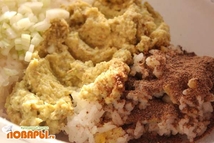 Шаг 2: Оставшуюся половинку луковицы мелко крошим …