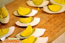 Шаг 1: Яйца отварить и порезать на …