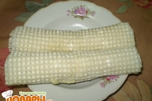 Шаг 3: Горячим пюре перемазывать вафельные коржи, …