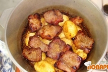 Шаг 3: Выкладываем мясо. Сливаем масло, оставив …