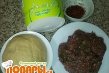 Шаг 1: В говяжий фарш добавляем натёртый …