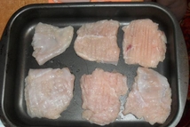 Шаг 2: Куриное филе разрезать на равные …