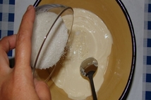 Шаг 2: Замешиваем тесто: в чашку к …