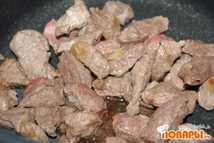Шаг 4: Немного обжариваем мясо: