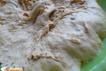 Шаг 1: Курагу и орехи измельчить. Замесить …