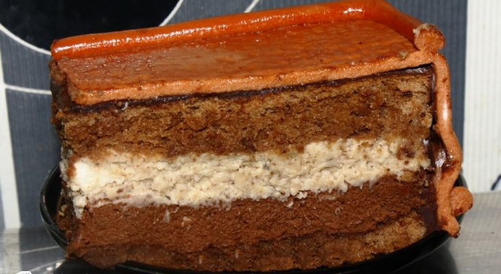 Торт-мусс с грецкими орехами и горьким шоколадом