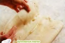 Шаг 11: Прижмите тесто руками, заверните в …