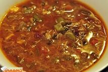 Шаг 4: Режем огурчики кубиками. Закидываем мясной …