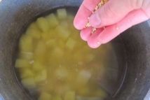 Шаг 3: Когда картошка почти сварилась, добавляем …