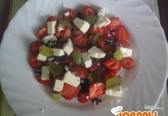 Карпаччо из клубники с виноградом и сыром фета