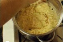 Шаг 3: Быстро и аккуратно перемешайте ложкой, …