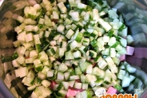 Шаг 2: Таким же образом нарезаем свежие …