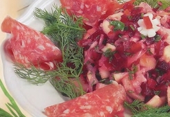 Салат из квашеной капусты и красной свеклы