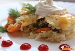 Сметанная запеканка с сыром, картофелем и брокколи