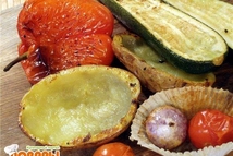 Шаг 3: Там же запечь цуккини, помидорки, …