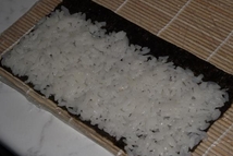 Шаг 7: Затем ложем половинку листа нори …