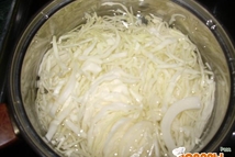 Шаг 1: Картофель чистим, режем на кусочки …