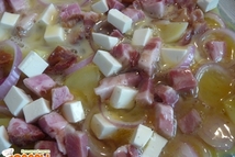 Шаг 1: Картофель нарезать, уложить в форме …