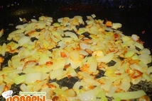 Шаг 4: Лук жарим на подсолнечном масле …