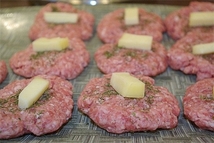 Шаг 1: Фарш посолить, поперчить, сформировать лепешки. …