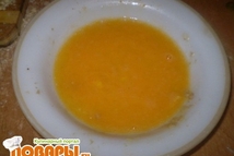 Шаг 4: Когда все коржи перемазанные жарим …