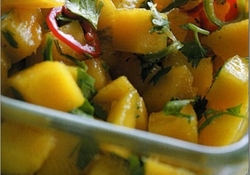 Рецепт: Салат-соус из манго