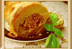 Мясной рулет, фаршированный яблоками