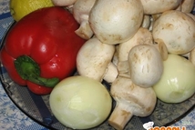 Шаг 2: Сначала обжариваем шампиньоны в достаточном …