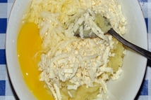 Шаг 7: Затем добавляем яйцо. Все перемешиваем.