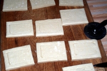 Шаг 2: Нарезать прямоугольники, ножом прочертить полоски, …