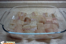 Шаг 1: Филе минтая нарезаем небольшими кусками …