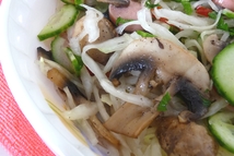 Шаг 3: Перец нарезать соломкой, огурец - …