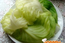 Шаг 1: Отвариваем капусту в подсоленной воде.