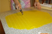 Шаг 3: Раскатать тесто тоненько, так, чтобы …