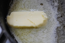 Шаг 7: Приготовления креветок На раскаленную сковороду …