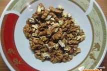 Шаг 6: Грецкие орехи очистить и подробить.