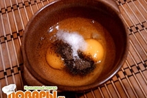 Шаг 2: Трем морковь на мелкой терке …