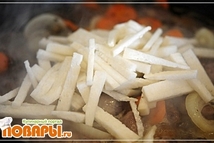 Шаг 5: Теперь порежем соломкой редьку.