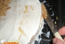 Шаг 9: Равномерно обсыпаем крошкой верх торта. …